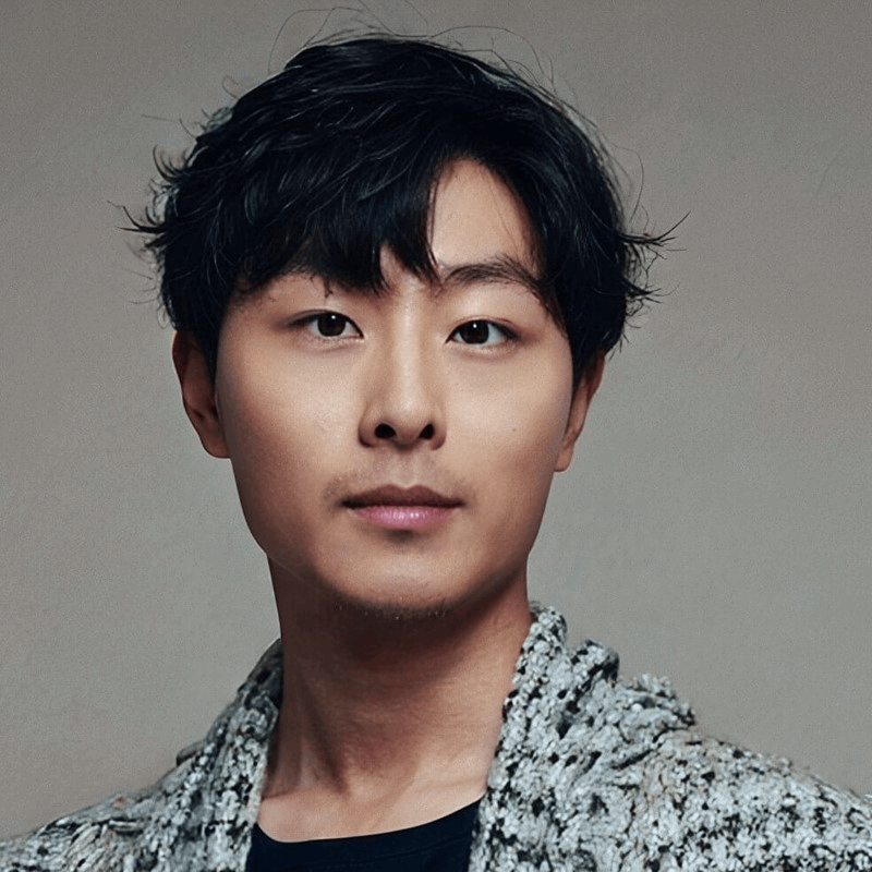 Headshot of Mingqi Zhou. 